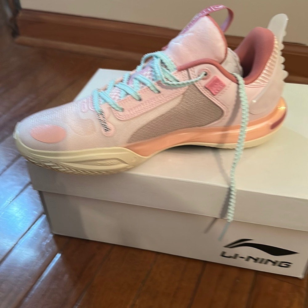 Woman’s Basketball Sneakers D. Wade’s .